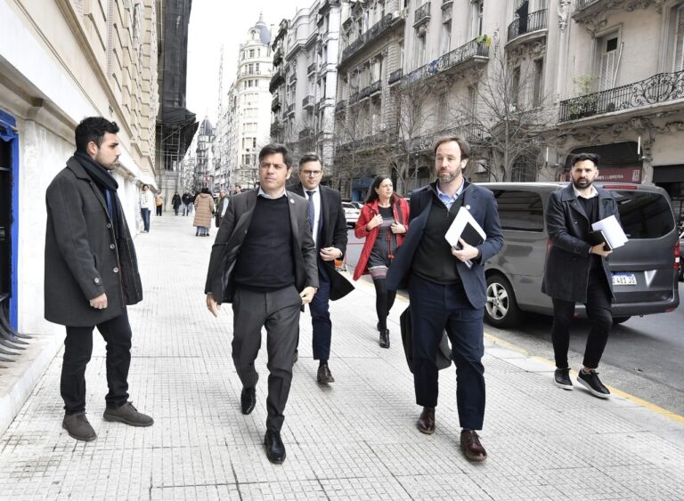 Axel Kicillof y funcionarios bonaerenses ingresan a la Corte Suprema para una audiencia por la deuda que ANSES mantiene con el IPS de la provincia de Buenos Aires.