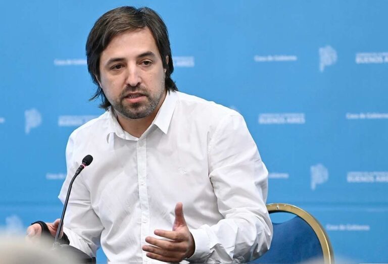 El ministro de Salud bonaerense, Nicolás Kreplak, durante una conferencia de prensa en la que explicó los proyectos para crear el Sistema Integrado de Salud y el Centro de Industria Farmacéutica Bonaerense.