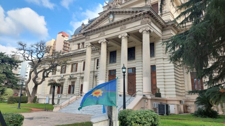 Vista del edificio de la Legislatura bonaerense, sede de las cámaras de Diputados y Senadores de la provincia de Buenos Aires.