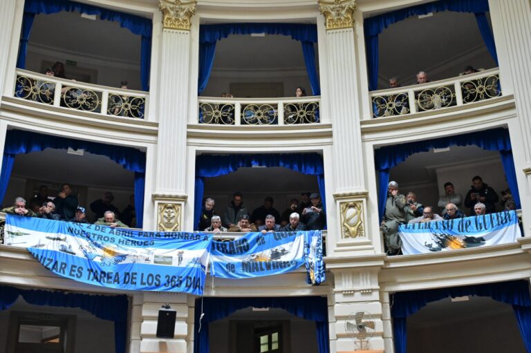 Oficiales y suboficiales excombatientes de Malvinas observan desde los palcos de la Cámara de Diputados bonaerense el debate sobre la ampliación del régimen previsional especial.