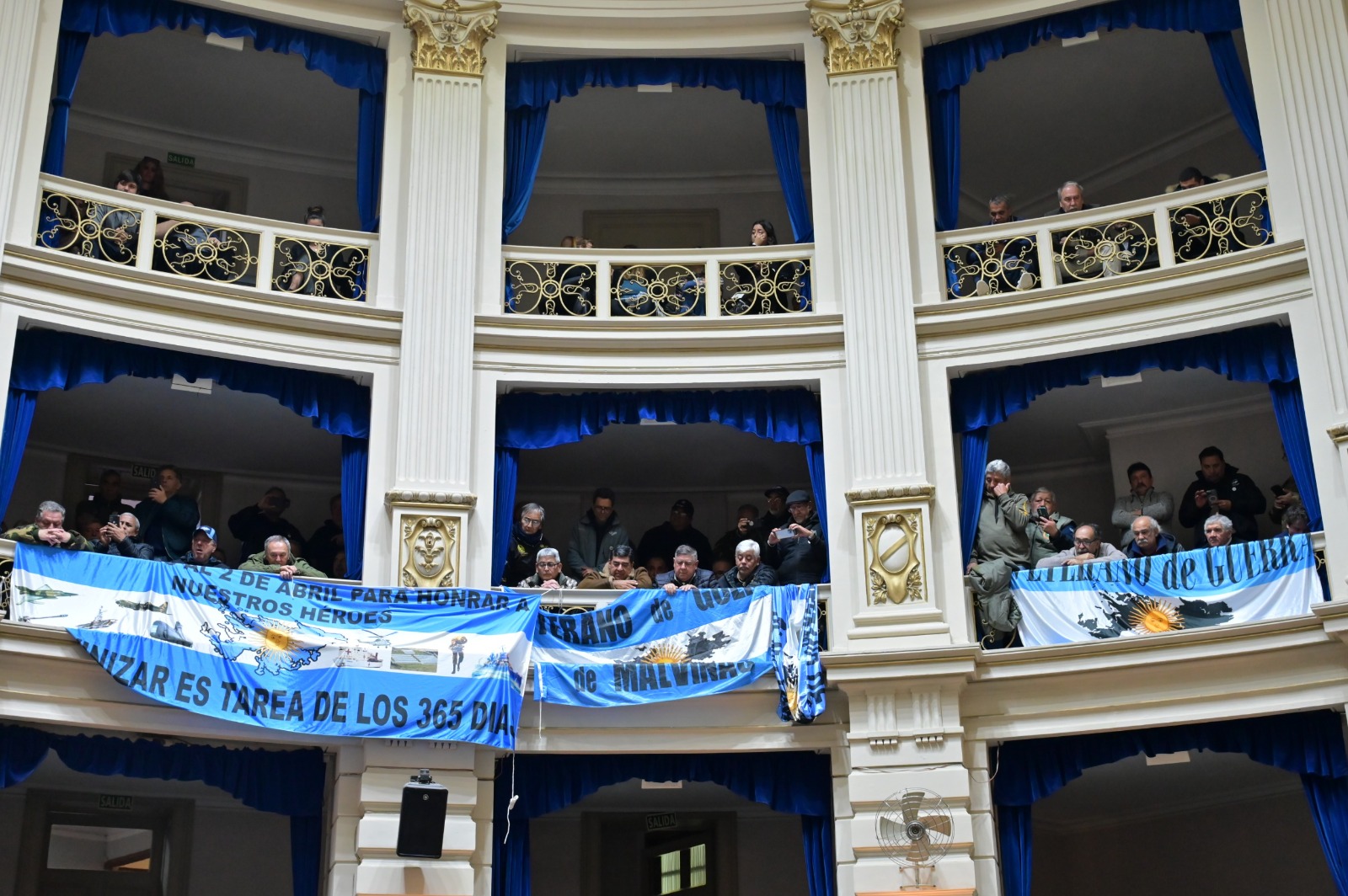 Oficiales y suboficiales excombatientes de Malvinas observan desde los palcos de la Cámara de Diputados bonaerense el debate sobre la ampliación del régimen previsional especial.