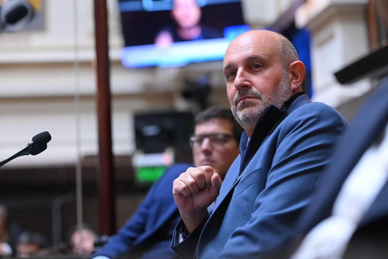 Alexis Guerrera en su banca de la Cámara de Diputados bonaerense