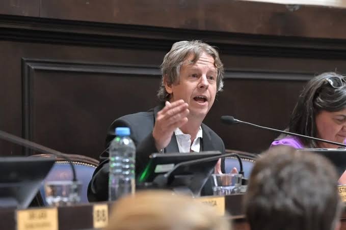 Christian “Chipi” Castillo habla desde su banca en la Cámara de Diputados bonaerense