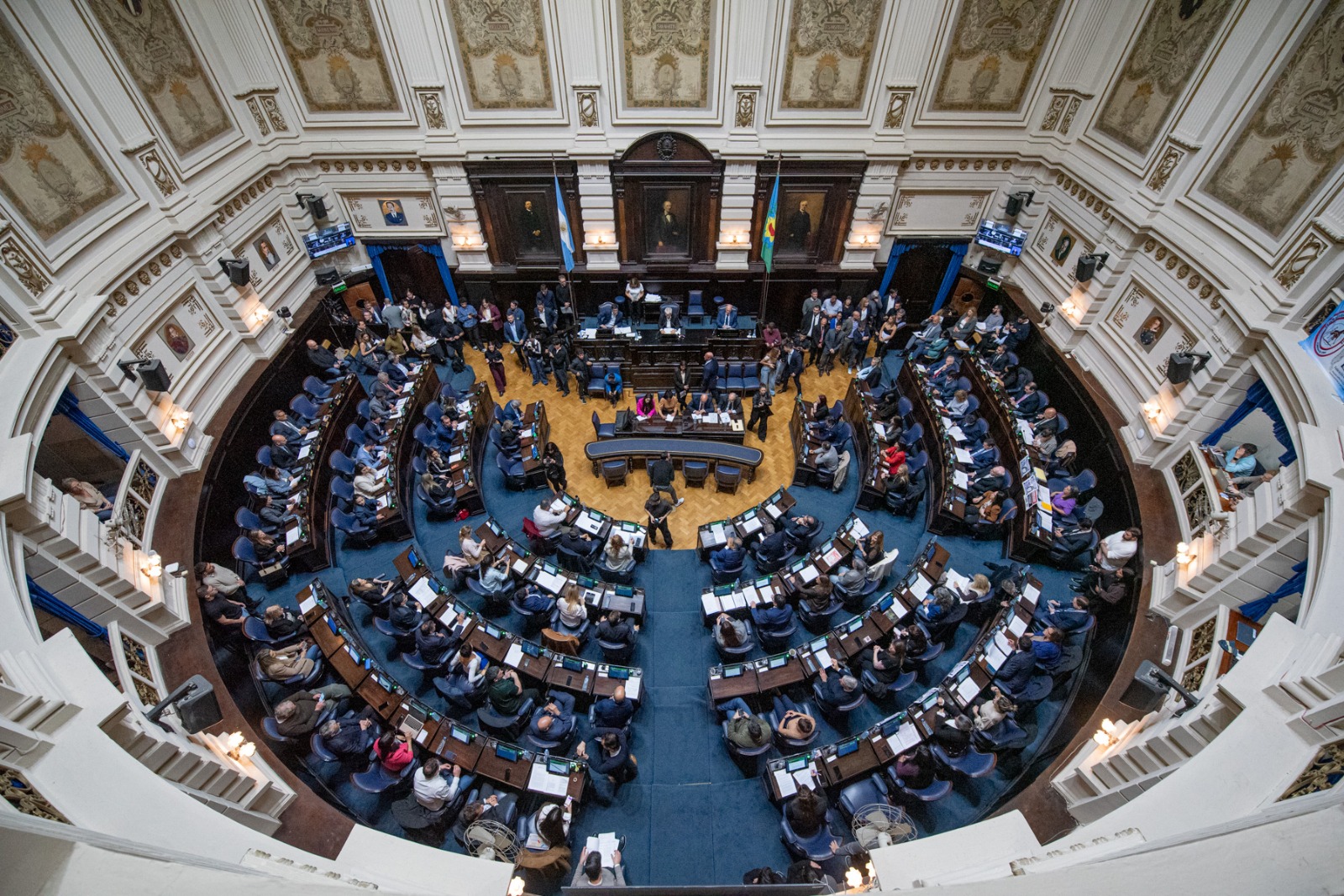 Recinto de la Cámara de Diputados bonaerense lleno durante una sesión