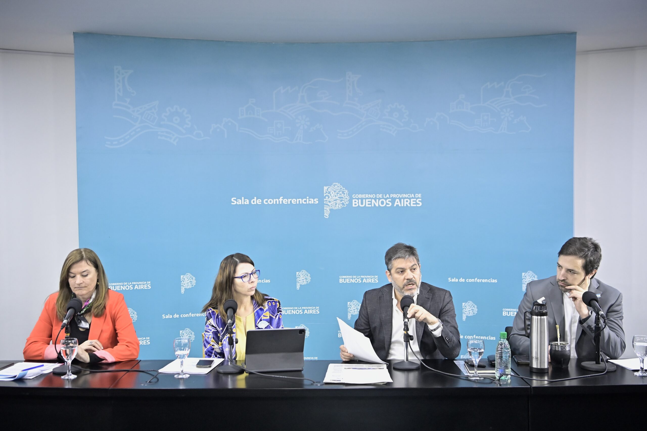 Funcionarios bonaerenses durante la presentación del proyecto habitacional de Melchor Romero