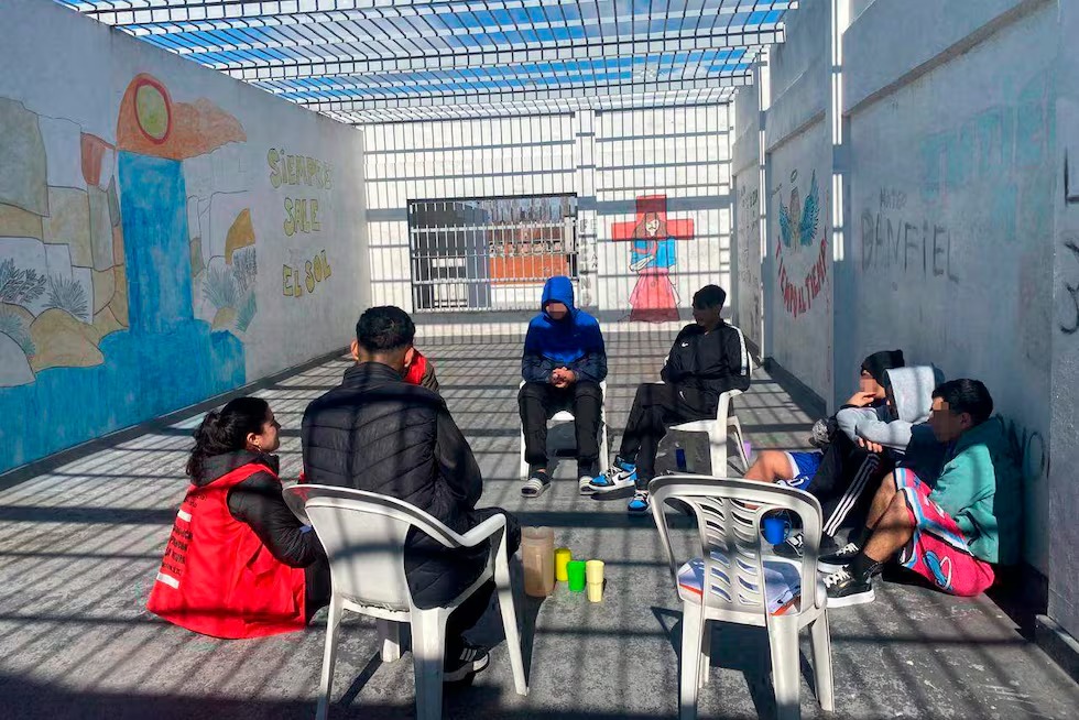 Jóvenes participan de una actividad en un centro de detención juvenil