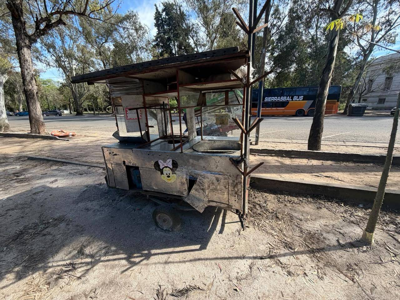 Carrito de comida desmantelado y abandonado en el Paseo del Bosque de La Plata durante el operativo municipal de remoción de estructuras.