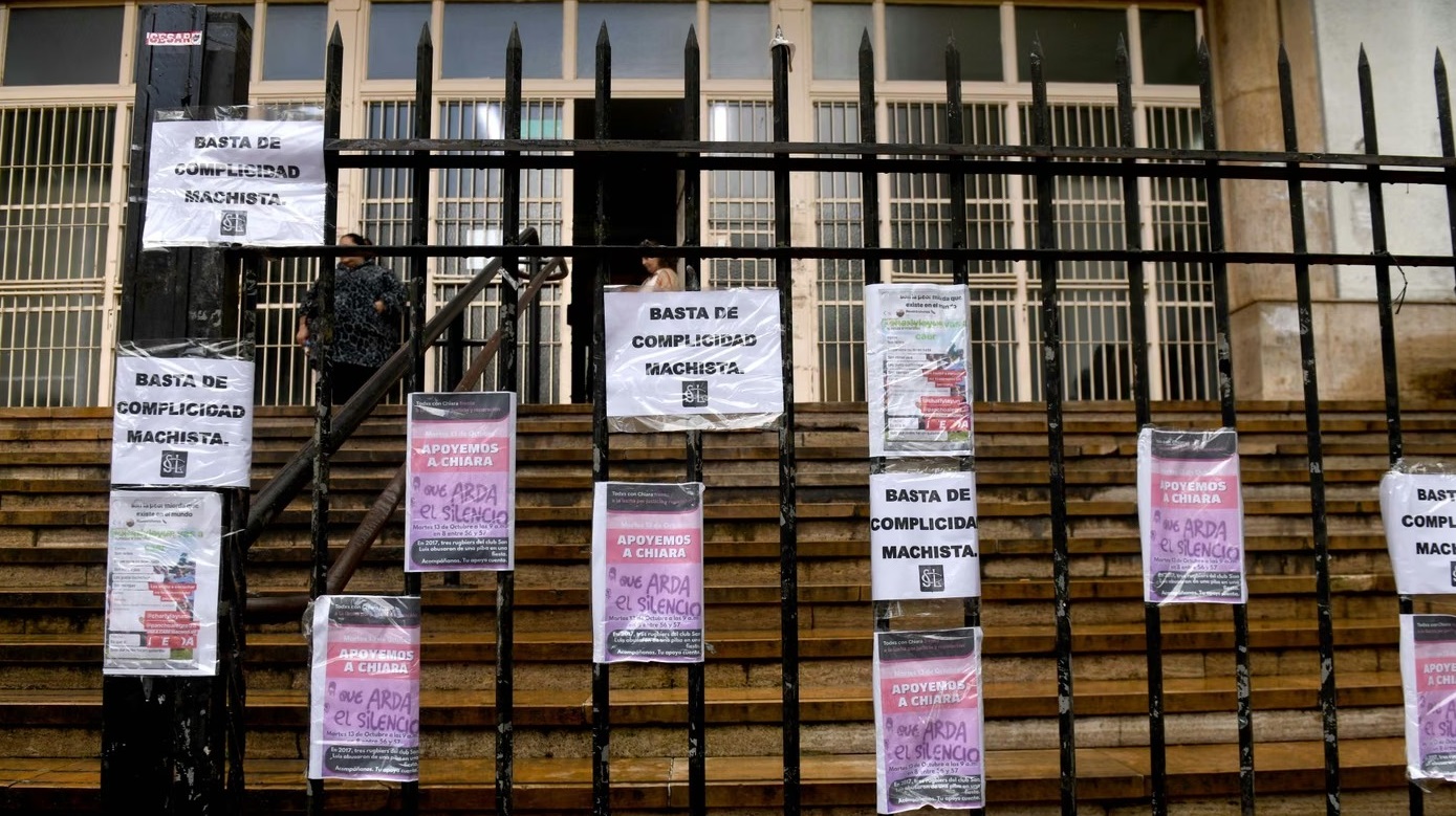 Carteles de apoyo a Chiara Canzani en las rejas del tribunal de La Plata, donde se desarrolla el juicio por una denuncia de abuso sexual.