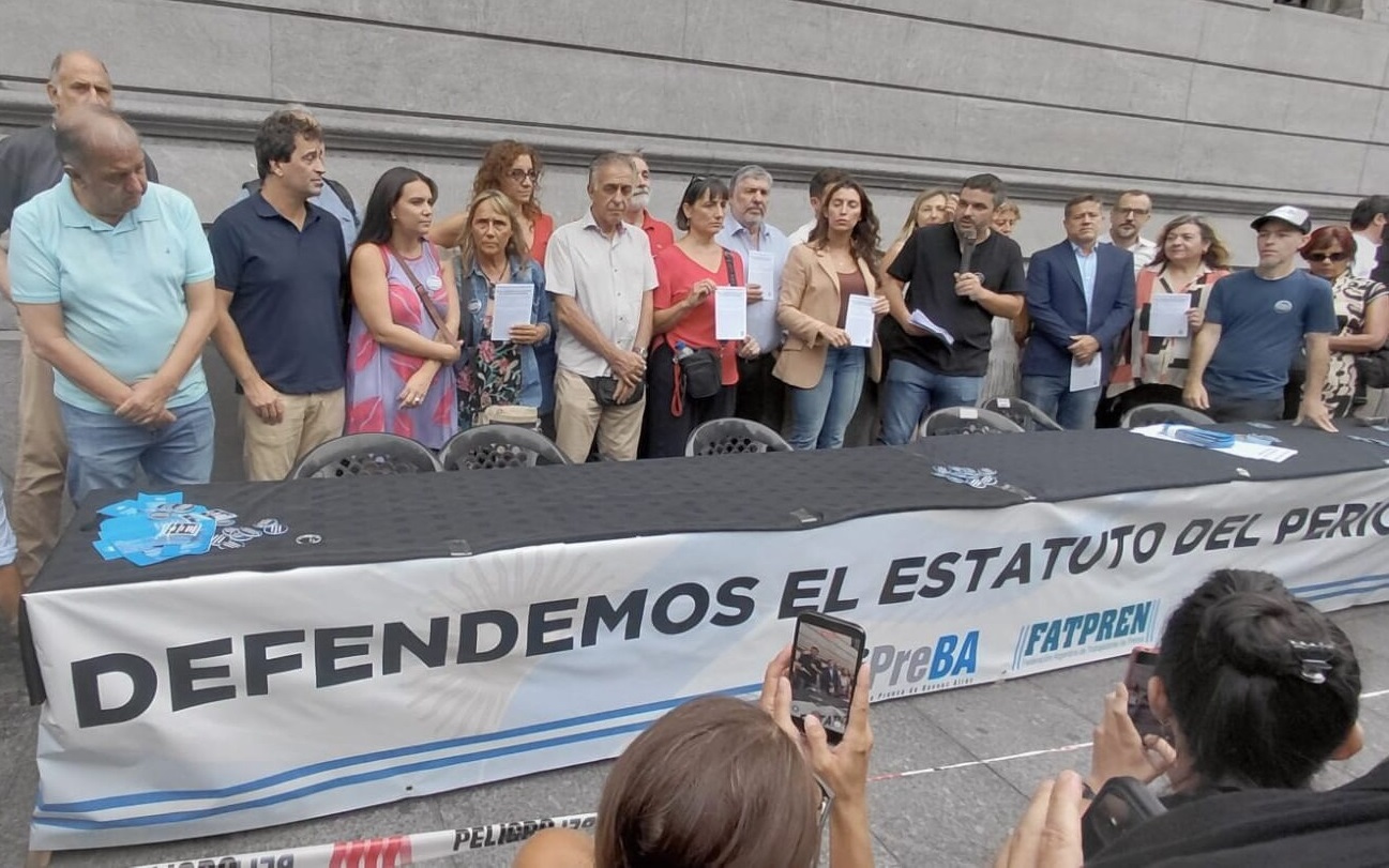 Representantes de sindicatos de prensa y legisladores frente al Congreso durante la presentación de la solicitada en defensa del Estatuto del Periodista.