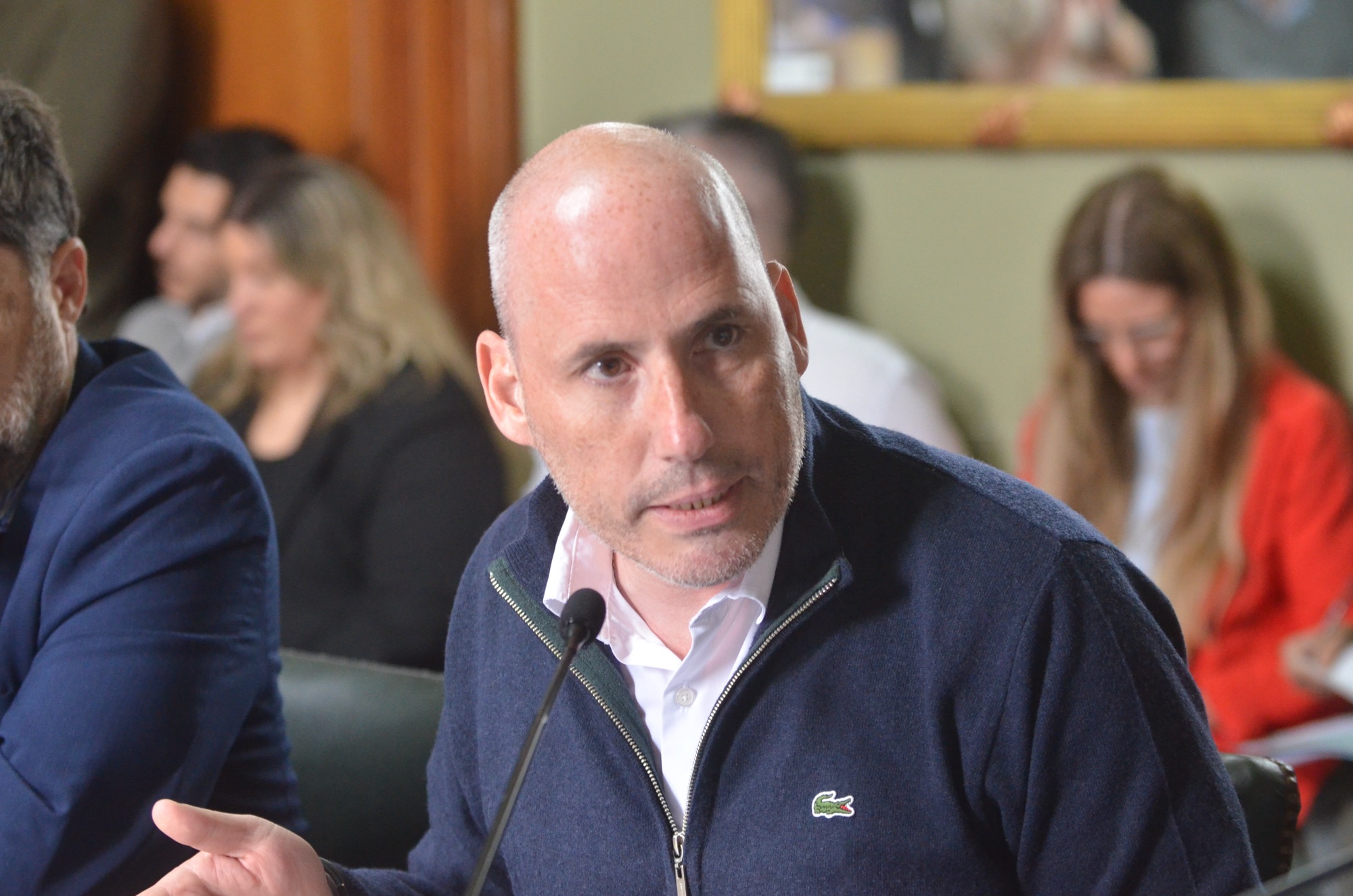 El senador bonaerense Marcelo Leguizamón interviene durante una sesión en el recinto del Senado de la provincia de Buenos Aires.