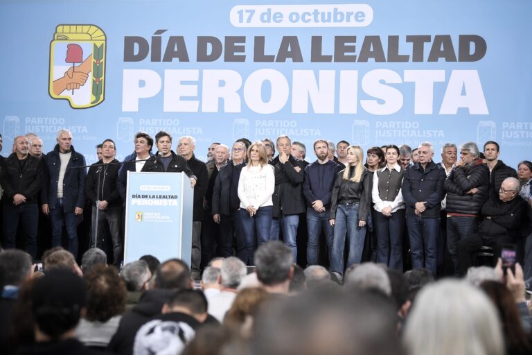 Axel Kicillof y dirigentes del peronismo bonaerense durante el acto por el Día de la Lealtad en La Matanza, el 17 de octubre de 2026.