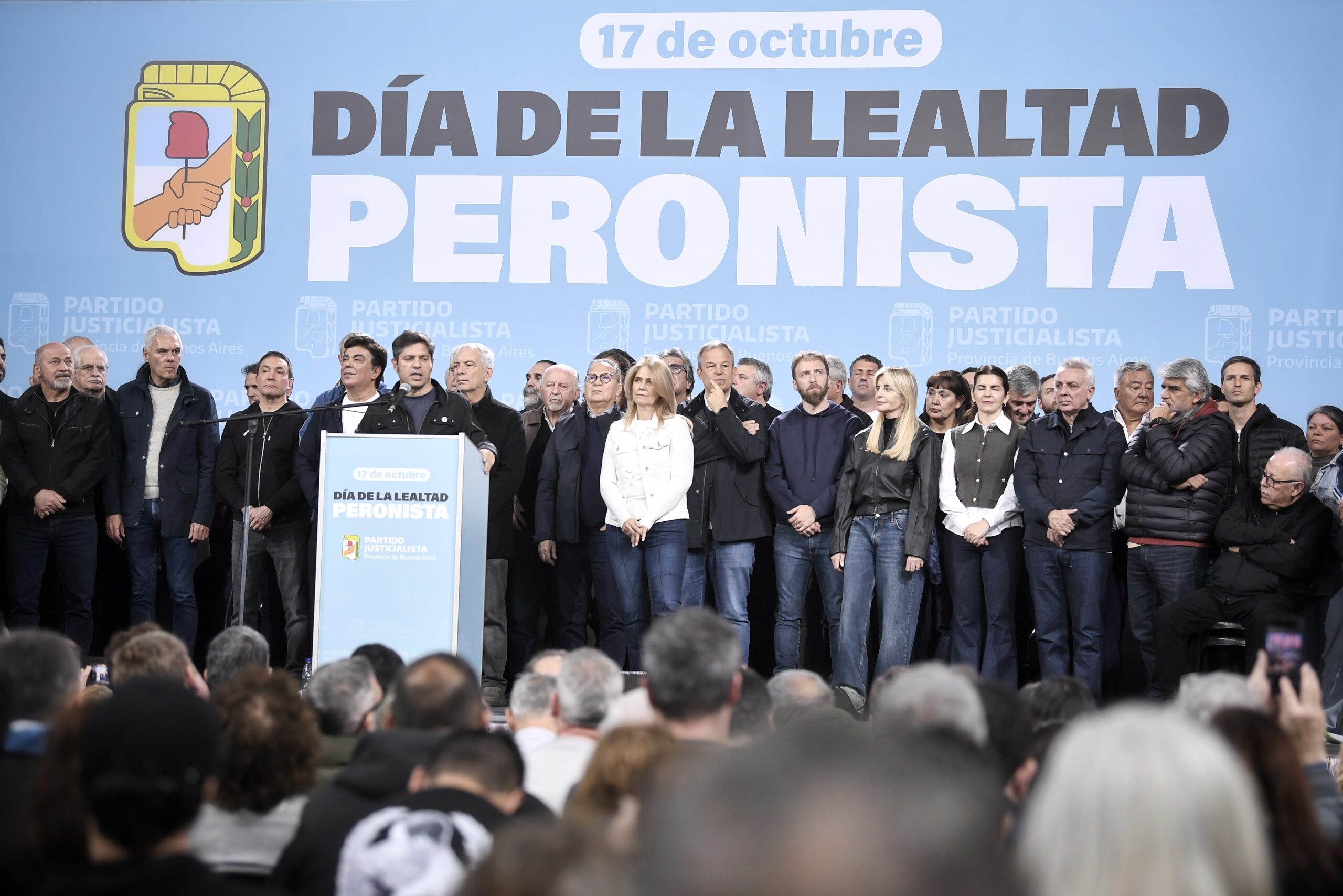 Axel Kicillof y dirigentes del peronismo bonaerense durante el acto por el Día de la Lealtad en La Matanza, el 17 de octubre de 2026.
