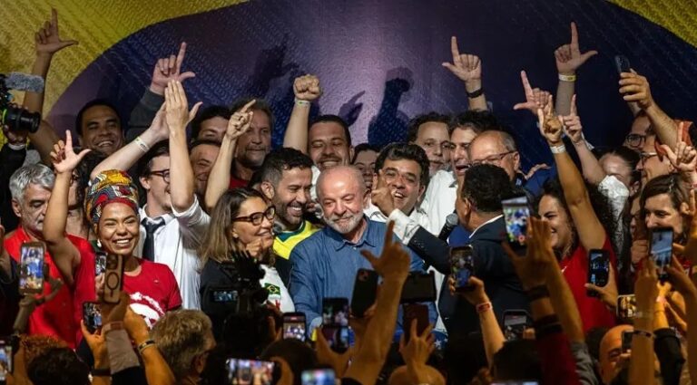 Luiz Inácio Lula da Silva celebra su victoria en el balotaje presidencial de Brasil