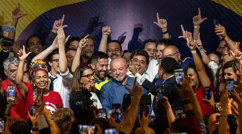 Luiz Inácio Lula da Silva celebra su victoria en el balotaje presidencial de Brasil