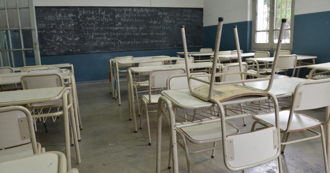 Aula vacía de una escuela durante una jornada de paro docente