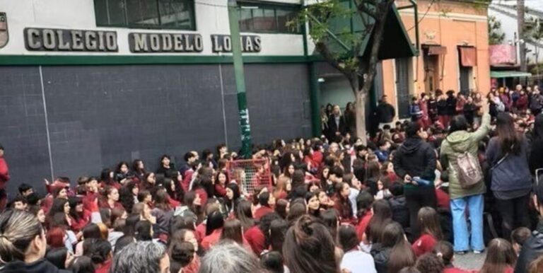 Estudiantes y familias se manifiestan frente al Colegio Modelo Lomas por un caso de violencia digital.